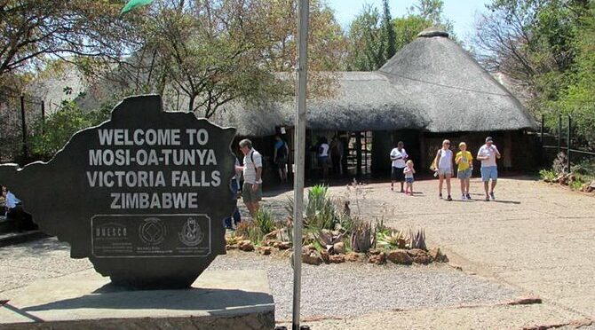 Victoria Falls : Scenic Day Tour, Lunch & Helicopter Flight
